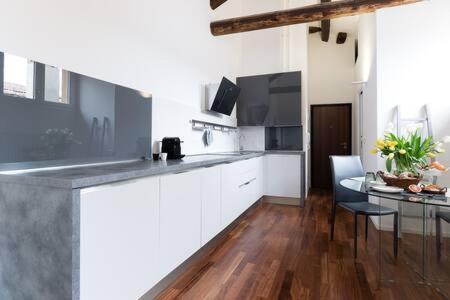 Charme Appartamento Immerso Tra Le Mura Bolognesi Екстериор снимка